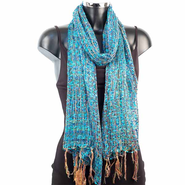 Chal de verano, color aqua, liviano y suave. Se usa como bufanda como de chal de noche