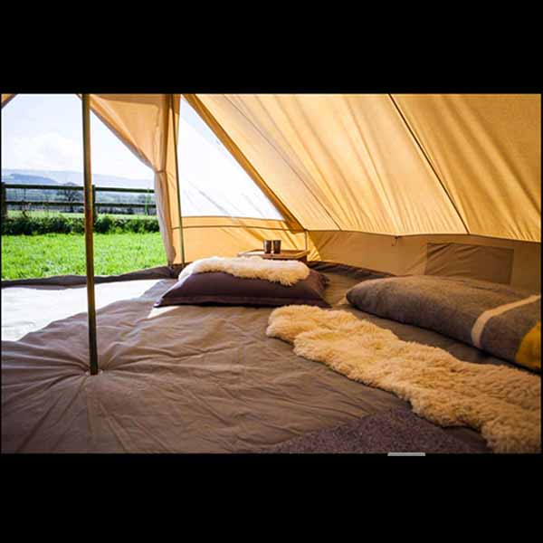 Esta elegante carpa Touareg Bell Tent de 4m x 5m tiene el tamaño perfecto para unas vacaciones de camping con la familia o para una pareja que disfruta de un poco más de espacio. Es fácil de montar rápidamente. Una persona sola tarda 15 minutos en montarlo. Hay mucho espacio y, al ser rectangular, permite aprovechar al máximo el espacio del suelo para todas sus pertenencias. Incluso hay bolsillos de almacenamiento a los lados para guardar artículos pequeños. Las puertas dobles y los lados que se pueden arrollar, te permite disfrutar de la vista, o simplemente dejar que el aire fluya! La carpa es impermeable y ofrece protección contra el sol y la lluvia. El piso es parte de la carpa. Ofrece lugar para la estadía de una familia de 5/6 personas o grupos de 8/10 individuos.