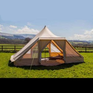Esta elegante carpa Touareg Bell Tent de 4m x 5m tiene el tamaño perfecto para unas vacaciones de camping con la familia o para una pareja que disfruta de un poco más de espacio. Es fácil de montar rápidamente. Una persona sola tarda 15 minutos en montarlo. Hay mucho espacio y, al ser rectangular, permite aprovechar al máximo el espacio del suelo para todas sus pertenencias. Incluso hay bolsillos de almacenamiento a los lados para guardar artículos pequeños. Las puertas dobles y los lados que se pueden arrollar, te permite disfrutar de la vista, o simplemente dejar que el aire fluya! La carpa es impermeable y ofrece protección contra el sol y la lluvia. El piso es parte de la carpa. Ofrece lugar para la estadía de una familia de 5/6 personas o grupos de 8/10 individuos.