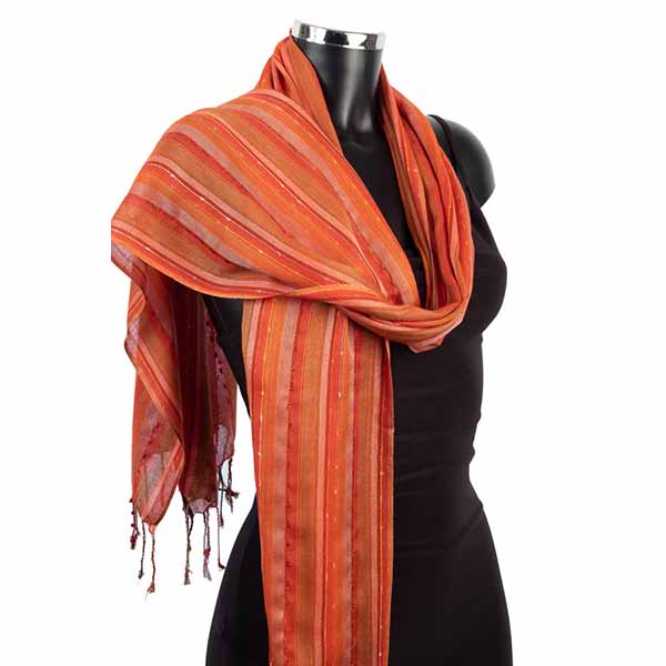 Chal de verano de color naranja. Un accesorio necesario para el ropero de toda mujer sofisticada y elegante. En Qué Te Regalo? ofrecemos artículos importados que no se encuentran en el Uruguay.