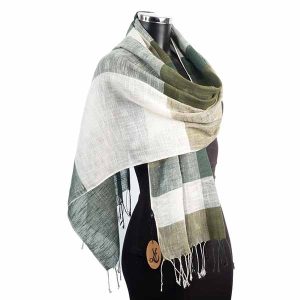 Este chal de lino y algodón es muy elegante. Ideal para uso casual o como accesorio decorativo. El chal de lino y algodón es muy versátil.