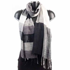 Una super elegante bufanda de lino y algodón ideal para usar en primavera y en el verano. El accesorio que tendría que complementar todo conjunto elegante y sofisticado del 2023.