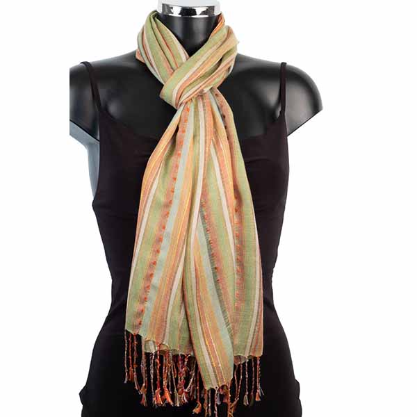 Bufanda viscosa en color lima. Esta bufanda es un lindo regalo para una amiga que viste con elegancia. Es un accesorio que duraria largo tiempo sin perder su charm.