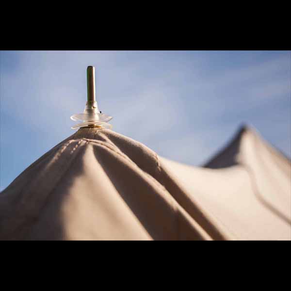 Esta elegante carpa Touareg Bell Tent de 4m x 5m tiene el tamaño perfecto para unas vacaciones de camping con la familia o para una pareja que disfruta de un poco más de espacio. Es fácil de montar rápidamente. Una persona sola tarda 15 minutos en montarlo. Hay mucho espacio y, al ser rectangular, permite aprovechar al máximo el espacio del suelo para todas sus pertenencias. Incluso hay bolsillos de almacenamiento a los lados para guardar artículos pequeños. Las puertas dobles y los lados que se pueden arrollar, te permite disfrutar de la vista, o simplemente dejar que el aire fluya! La carpa es impermeable y ofrece protección contra el sol y la lluvia. El piso es parte de la carpa. Ofrece lugar para la estadía de una familia de 5/6 personas o grupos de 8/10 individuos.