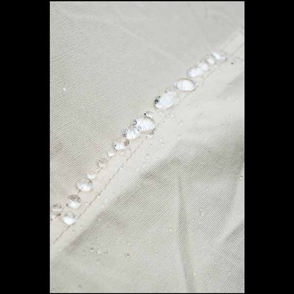 Esta elegante carpa Touareg Bell Tent de 4m x 5m tiene el tamaño perfecto para unas vacaciones de camping con la familia o para una pareja que disfruta de un poco más de espacio. Es fácil de montar rápidamente. Una persona sola tarda 15 minutos en montarlo. Hay mucho espacio y, al ser rectangular, permite aprovechar al máximo el espacio del suelo para todas sus pertenencias. Incluso hay bolsillos de almacenamiento a los lados para guardar artículos pequeños. Las puertas dobles y los lados que se pueden arrollar, te permite disfrutar de la vista, o simplemente dejar que el aire fluya! La carpa es impermeable y ofrece protección contra el sol y la lluvia. El piso es parte de la carpa. Ofrece lugar para la estadía de una familia de 5/6 personas o grupos de 8/10 individuos.