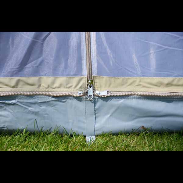 Esta elegante carpa Touareg Bell Tent de 4m x 5m tiene el tamaño perfecto para unas vacaciones de camping con la familia o para una pareja que disfruta de un poco más de espacio. Es fácil de montar rápidamente. Una persona sola tarda 15 minutos en montarlo. Hay mucho espacio y, al ser rectangular, permite aprovechar al máximo el espacio del suelo para todas sus pertenencias. Incluso hay bolsillos de almacenamiento a los lados para guardar artículos pequeños. Las puertas dobles y los lados que se pueden arrollar, te permite disfrutar de la vista, o simplemente dejar que el aire fluya! La carpa es impermeable y ofrece protección contra el sol y la lluvia. El piso es parte de la carpa. Ofrece lugar para la estadía de una familia de 5/6 personas o grupos de 8/10 individuos.